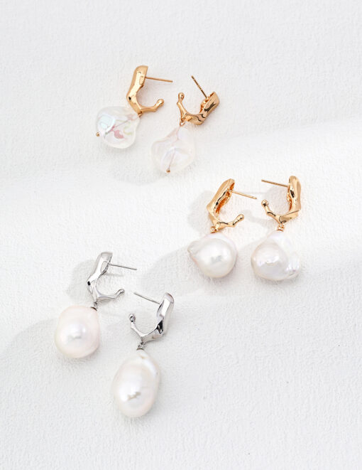 Natural pearl resin earrings (1)